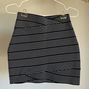 BCBG MAXAZRIA MINI SKIRT